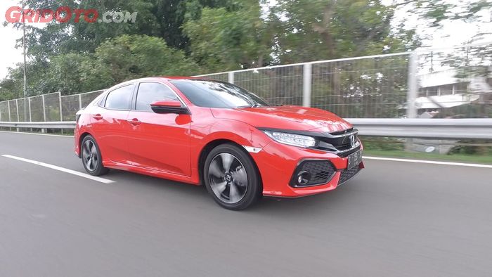 Honda Civic Hatchback E memiliki performa akselerasi yang lebih baik dibanding Mazda3
