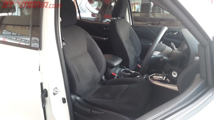 Nissan Terra tipe E, material jok pakai bahan fabric dengan pengaturan manual