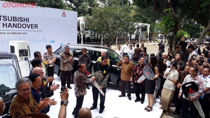 Suasana penyerahan 10 mobil listrik Mitsubishi untuk pemerintah Indonesia
