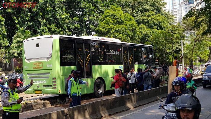 Bus Mayasari TransJakarta kecelakaan di Simprug Jaksel (7/5/2018)