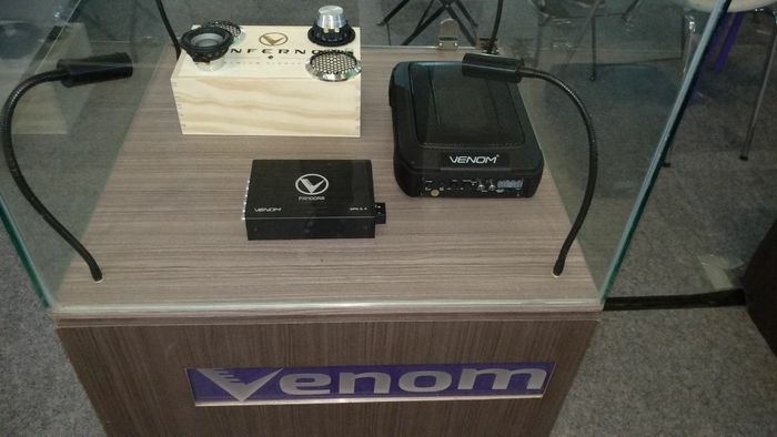Active subwoofer lansiran Venom (sebelah kanan) dan processor audio agar suara diolah lebih maksimal