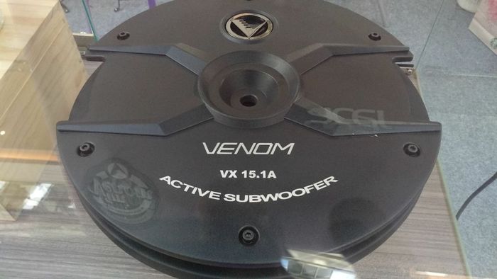 Penggunaan subwoofer aktif Venom ini pluag and play jadi tidak perlu potong kabel