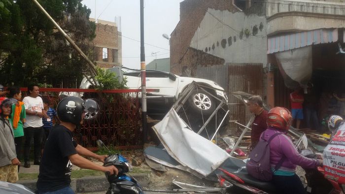 Kecelakaan lalulintas, Mobil Pajero Sport tambrak pengendara sepeda motor dan pagar Rumah Zakat
