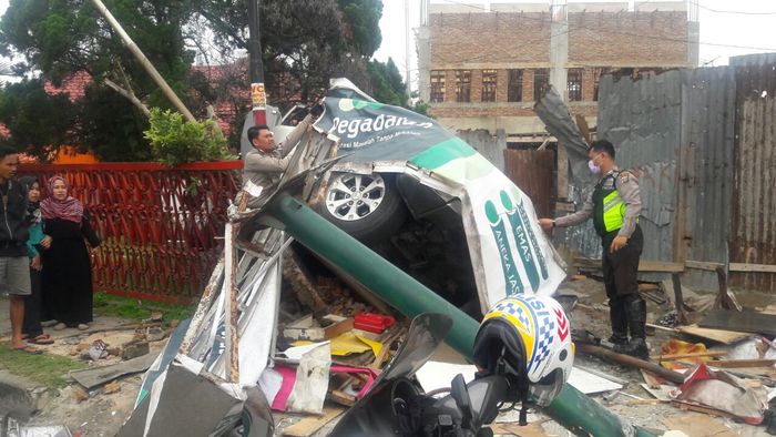 Kecelakaan lalulintas, Mobil Pajero Sport tambrak pengendara sepeda motor dan pagar Rumah Zakat