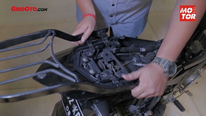 Sesuaikan posisi lubang baut di bracket dengan di rangka