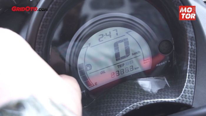 Tekan tombol select sampai menemukan oil trip