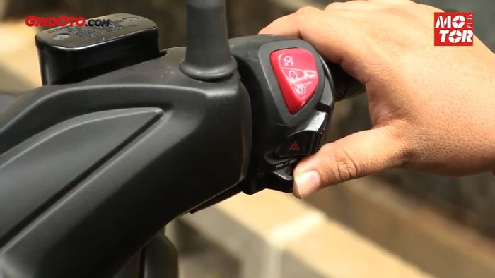 Tekan dan tahan ke kiri tombol trip/info