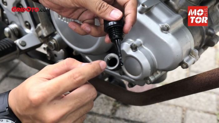 Perhatikan garis batas ketinggian oli