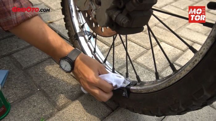 Lap menggunakan kain bersih