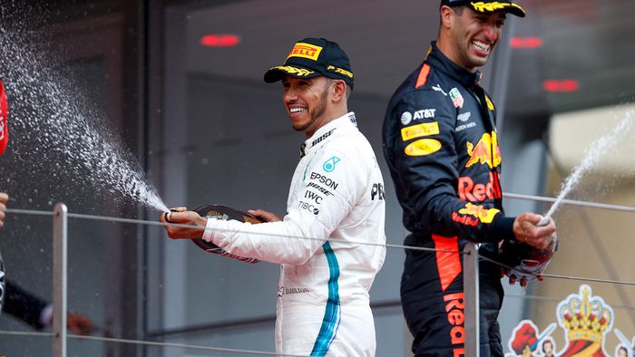 Masuknya Daniel Ricciardo (kanan) ke peringkat tiga klasemen sementara, disambut baik Lewis Hamilton