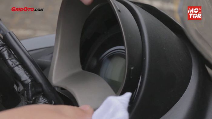 Cabut cover speedometer kalau seluruh sisi sudah terlepas