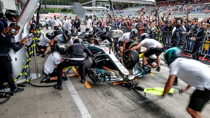 Kru tim Mercedes tengah latihan pit stop dan mempersiapkan mobil Lewis Hamilton untuk GP F1 Austria