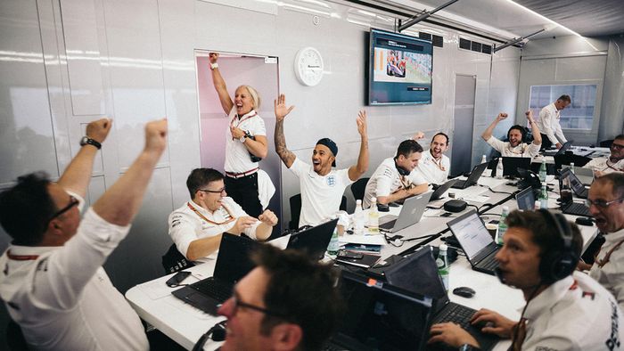 Lewis Hamilton dan kru tim Mercedes saat menyaksikan Inggris melawan Swedia pada hari Sabtu menjelang GP F1 Inggris