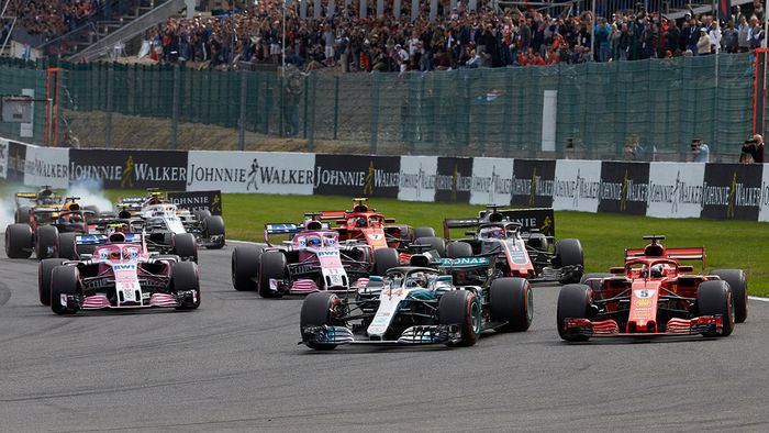 Lewis Hamilton mampu menjaga posisi terdepan sampai di tikungan pertama setelah start GP F1 Belgia, tak lama kemudian disusul Sebastian Vettel