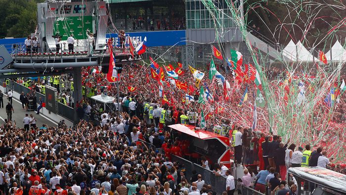 Dicemooh habis, Lewis Hamilton tetap menyapa para penonton yang membanjiri sirkuit Monza dengan senyum