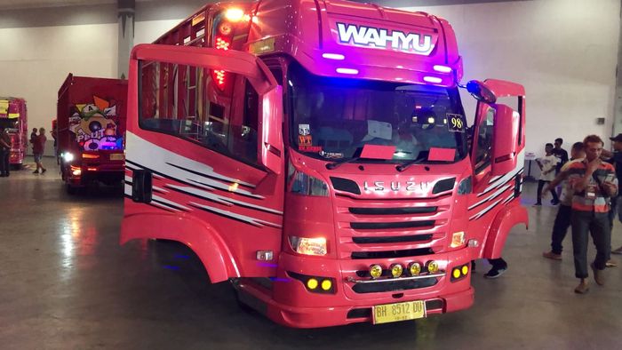 Modifikasi truk Isuzu Elf dengan gaya Scania