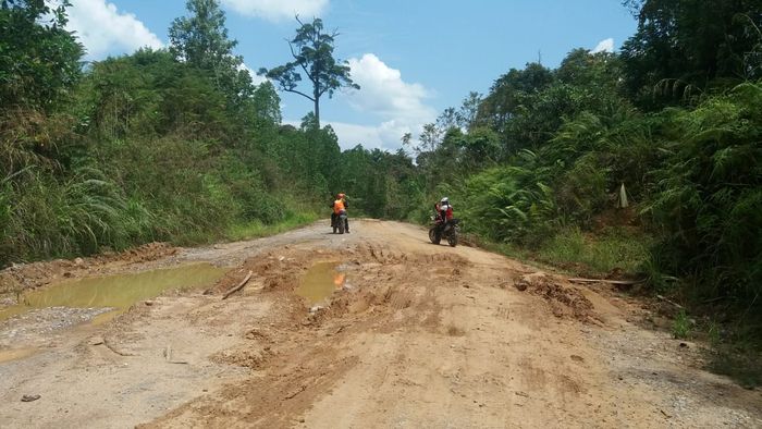 Ekspedisi Memotong Kalimantan. Selain menggunakan petunjuk digital, arahan warga kerap membantu menunjuk arah