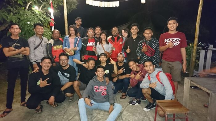 Ekspedisi Memotong Kalimantan. Rekan-rekan di tengah jalur Sambas-Pontianak 250 km