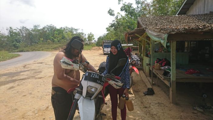 Salah satu momen isi bensin dalam Ekspedisi Memotong Kalimantan