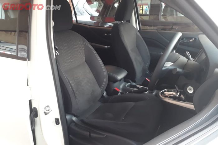 Nissan Terra tipe E, material jok pakai bahan fabric dengan pengaturan manual