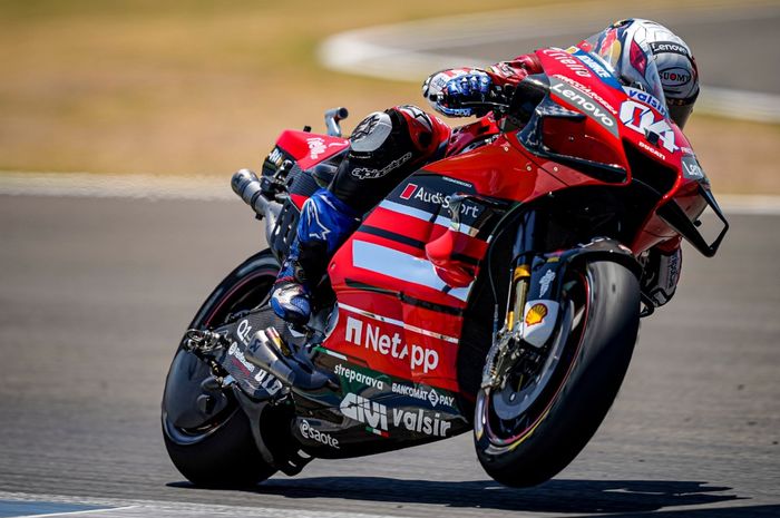 Andrea Dovizioso, pembalap Ducati Team melihat data balap Francesco Bagnaia untuk evaluasi