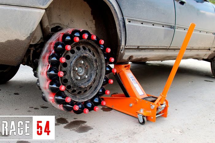 Sebuah mobil mengganti ban dengan Coca-Cola