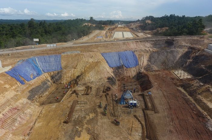 Ilustrasi jalan tol, dalam foto pembangunan jalan tol Balikpapan-Samarinda