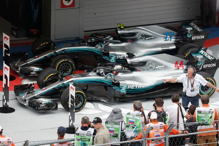 Tidak ada selebrasi yang gegap gempita dilakukan kedua pembalap Mercedes usai balapan di F1 Rusia