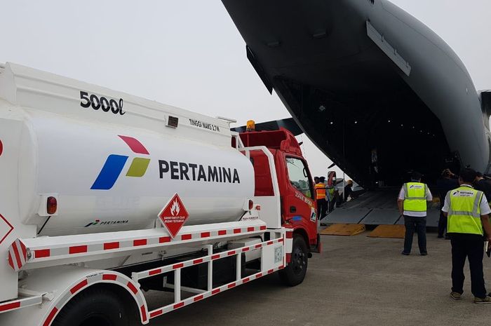 Pertamina kirim mobil tangki pakai pesawat Hercules