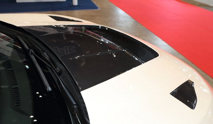 Hood scoops berbahan serat karbon di kap mesin Honda Civic Type R
