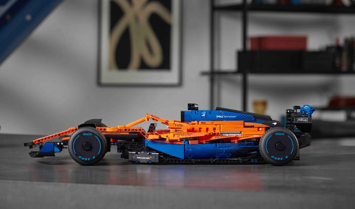 LEGO Technic MCLaren Formula 1 menggunakan livery tim McLaren musim 2021
