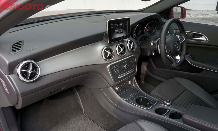 Kabin Mercedes-Benz GLA 200 AMG Line mirip CLA dan A-Class