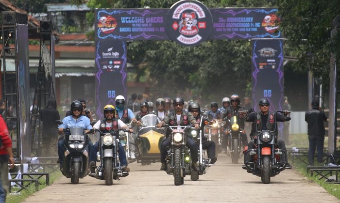 Pegi Diar, El Presidente Bikers Brotherhood 1% MC Indonesia (BB1%MC Indonesia) beserta member mengelilingi kota Bandung sebelum datang ke lokasi ulang tahun