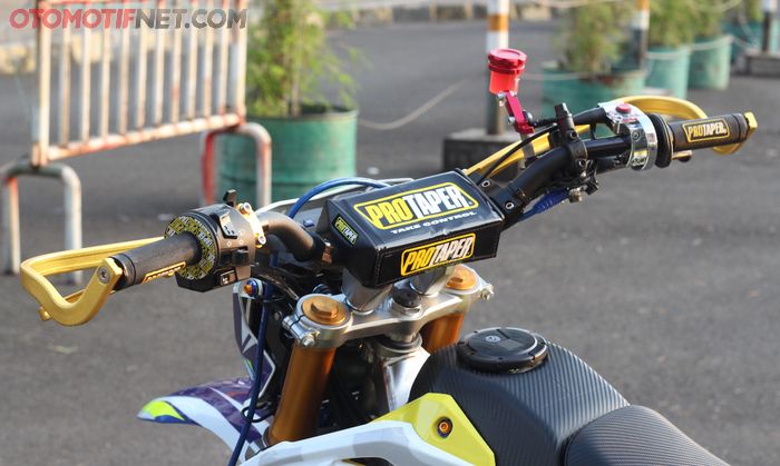 Setang Kawasaki KLX 150 pakai yang lebar khas supermoto