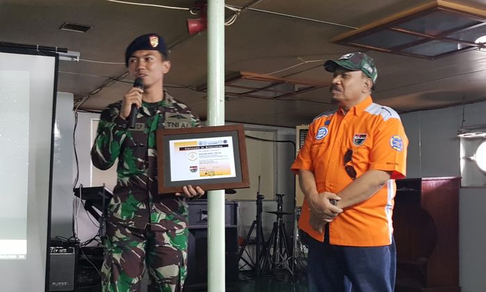 Penyerahan plakat kepada Letda Judistira