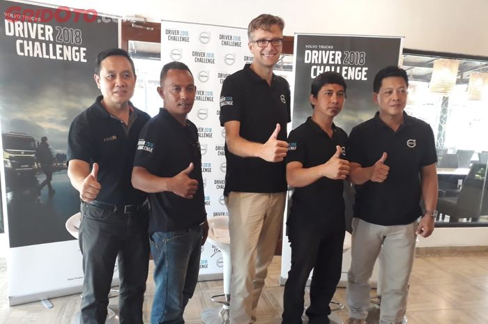 Jurn Terpstra berfoto bersama salah satu finalis Volvo Trucks Indonesia Driver's Challenge 2018. 