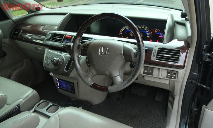 Interior depan Honda Elysion