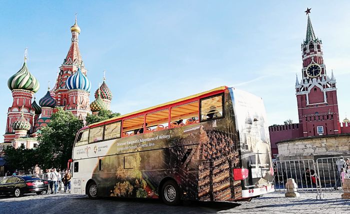 Bus wisata &lsquo;Wonderful Indonesia&rsquo; di Red Square, Moskow, Rusia.