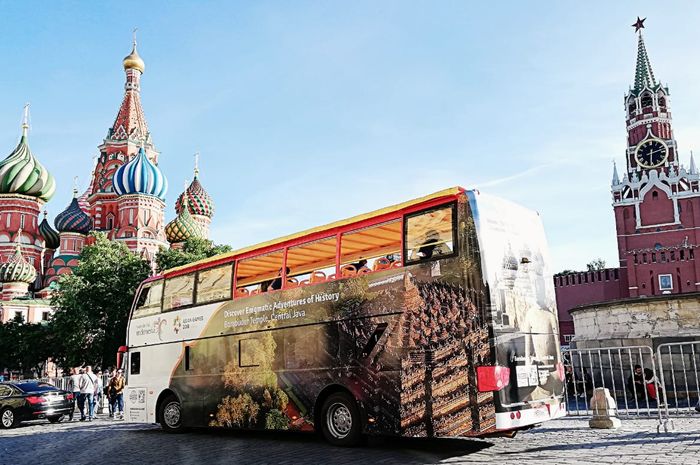 Bus wisata &lsquo;Wonderful Indonesia&rsquo; di Red Square, Moskow, Rusia.