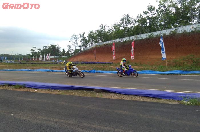 Ilustrasi balap 2 tak Yamaha Cup Race