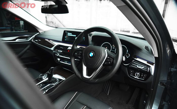 Interior BMW 520i dibalut warna hitam jadi terlihat lebih sporti