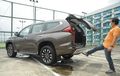 Pajero Sport dan Santa Fe Sama-sama Dibekali Fitur Power Tailgate, Siapa Lebih Canggih?