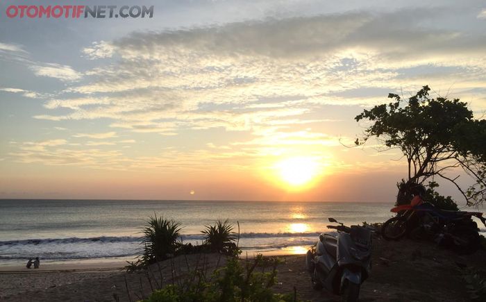 Moment sunset yang wajib dinikmati saat tiba di pantai Santolo