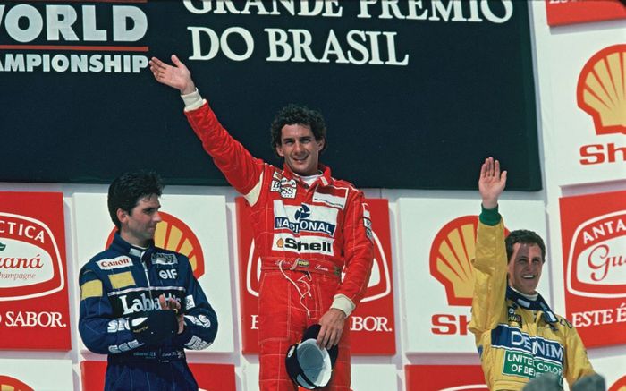 Ayrton Senna salah satu pembalap F1 legendaris asal Brasil, saat memenangkan balapan di negaranya tahun 1993, disaksikan Damon Hill (kiri) dan Michael Schumacher