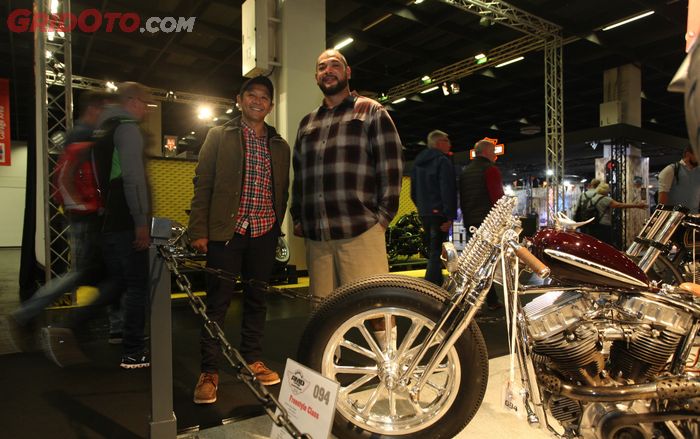 Veroland bersama pemilik motor Harley-Davidson yang digarapnya di AMD 2018 Jerman