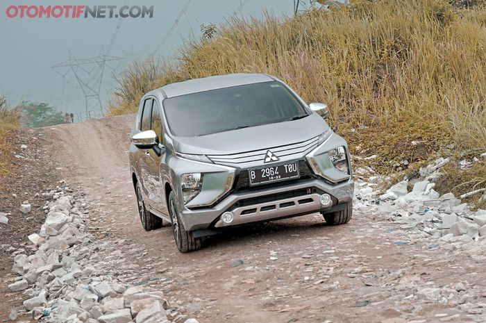 Foto ilustrasi. Mitsubishi Xpander melaju tenang di jalan tak rata