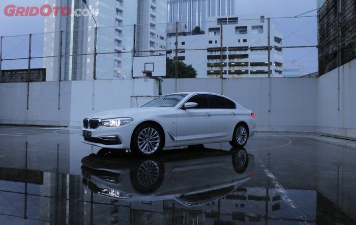 Bagian samping BMW 530i Luxury Line