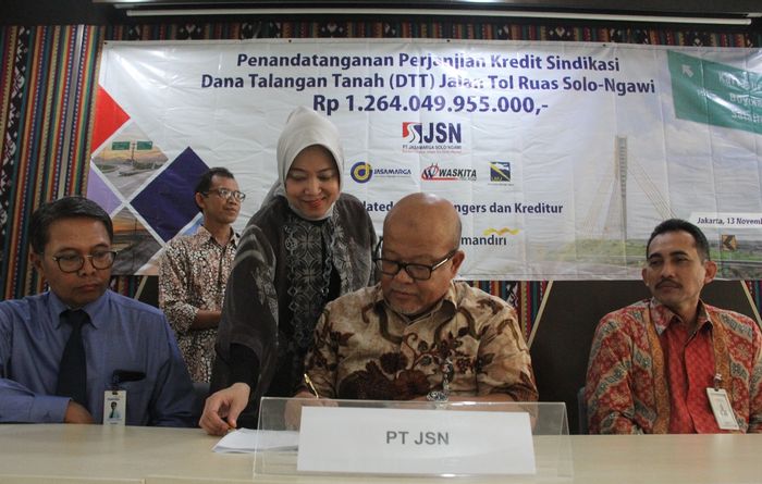 Direktur Keuangan PT JSN, Yudhi Mahyudin, saat menandatangani kredit sindikasi di Kantor Pusat Jasa Marga, Jakarta, Selasa (13/11). 