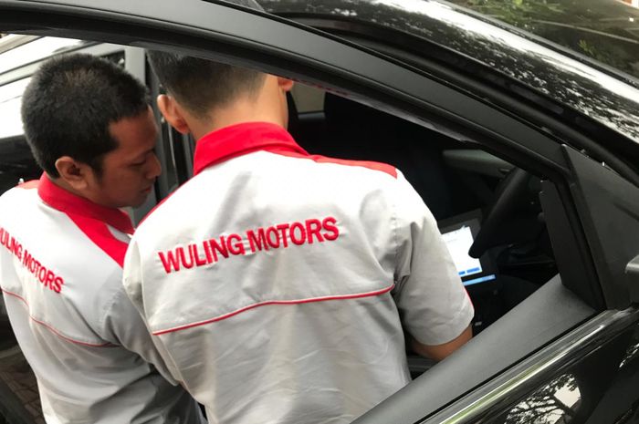 Teknisi Wuling Prima Tomang Memperbaiki Wuling Almaz yang Bermasalah