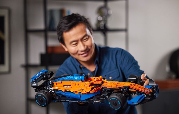 Dimensinya cukup besar dengan banyak part yang bisa berfungsi layaknya mobil asli